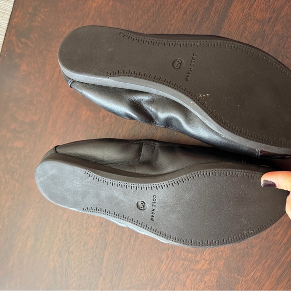 Cole Haan black leather ballet flats with bow detail size 7 new without box - Picture 3 of 7